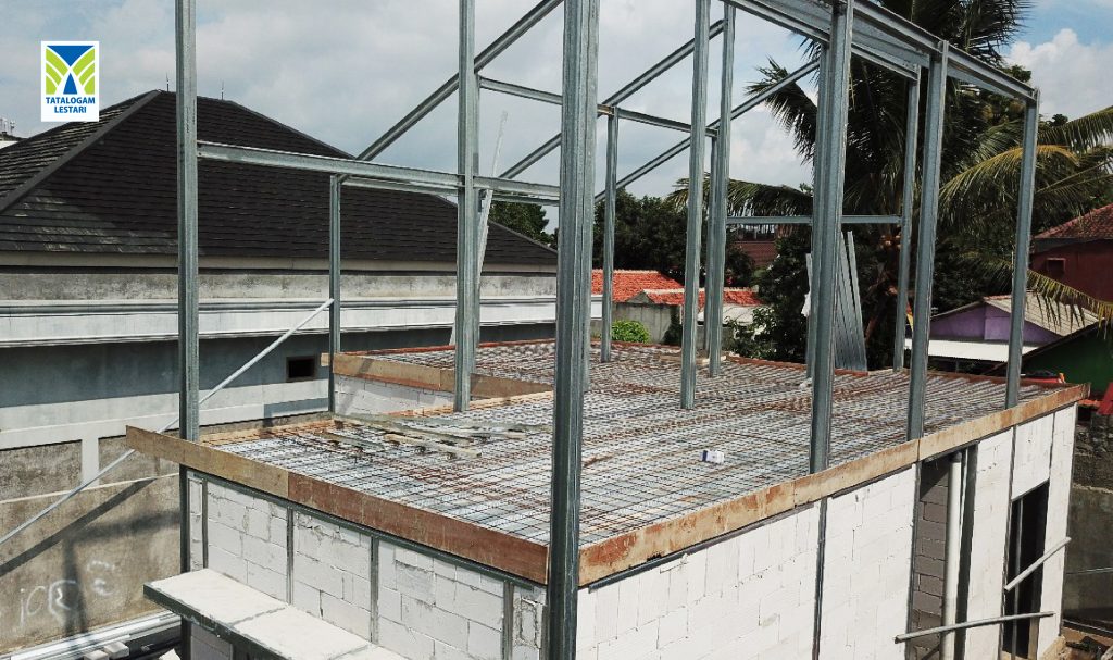 Foto 2 Pemasangan Floor Deck - Tatalogam Lestari