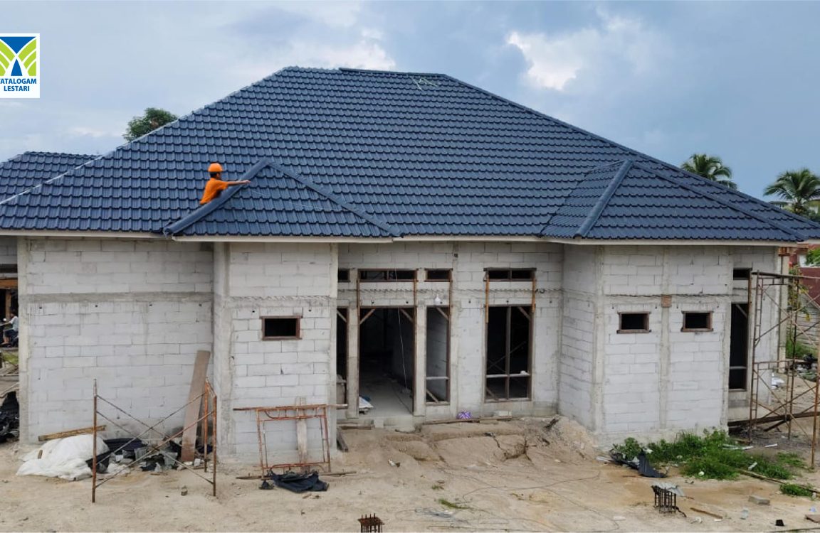 Gambar 4. Proses Pemasangan Multi Roof. Sumber: Dokumentasi Tatalogam